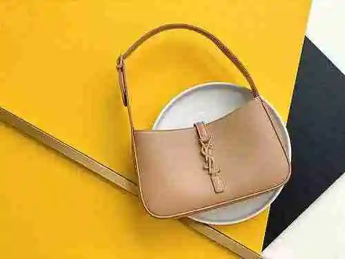 El bolso para axilas YSL Saint Laurent está hecho de cuero original importado de primer nivel y una 