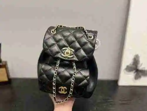 La mochila está hecha de piel de vaca original importada, con una bolsa de regalo de entrega de alta