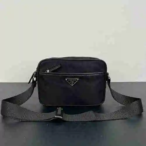 El bolso de hombro está hecho de material de nailon importado, con una bolsa de regalo de entrega de