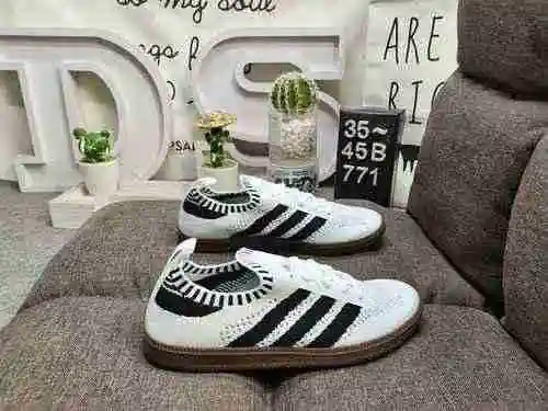 The 771D company grade AD Originals Samba Vegan shoe is an eternal training idol, showcasing high-qu