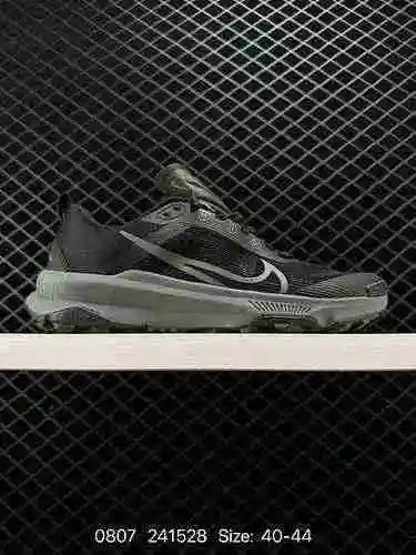 4. Use las zapatillas para correr Nike React Pegasus Trail 4 GTX para ayudarlo a enfrentar el clima 