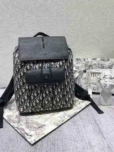 La mochila para hombre está hecha de cuero original importado de primer nivel y una versión réplica 