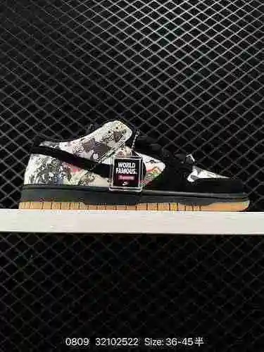 El zapato de color negro de marca compartida Supreme x Nike SB Dunk es una extensión de la colaborac