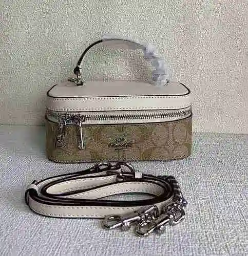 La bolsa tipo caja está hecha de piel de vaca original importada y una bolsa de regalo de entrega de