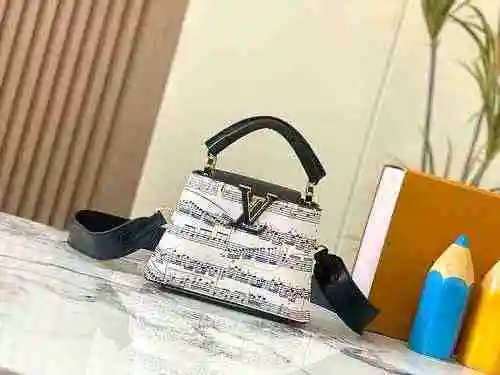 El bolso está hecho de piel de vaca original importada, con una bolsa de regalo de entrega de alta c