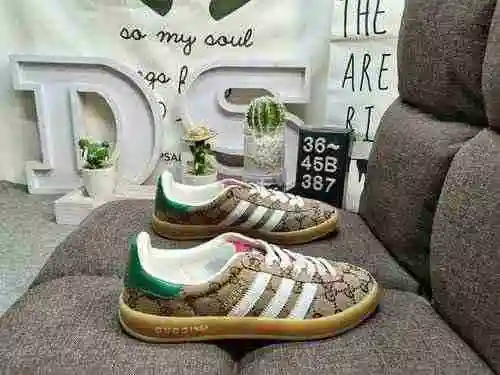 387D adopts a combination of soft fiber cow cut leather and imported mercerized pig leather upper ma