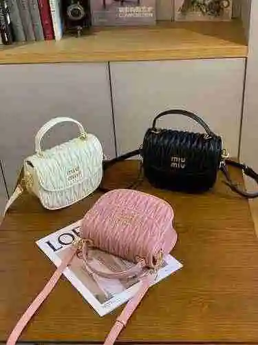El bolso cruzado está hecho de piel de vaca original importada, con una bolsa de regalo de entrega d