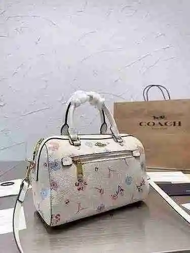 La bolsa de almohada está hecha de piel de vaca original importada, con una bolsa de regalo de entre