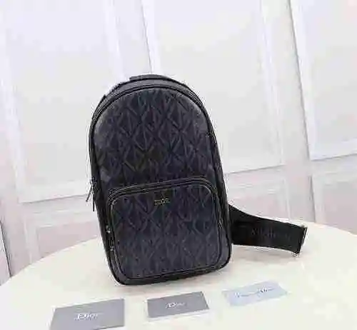 El bolso de pecho exclusivo para hombres está hecho de cuero original importado de primer nivel y un