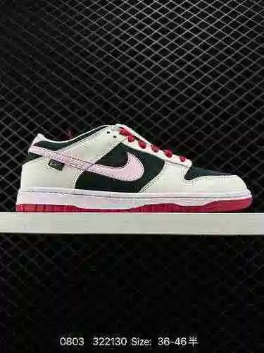 La parte superior de pato mandarín de corte bajo Nike Dunk Low Nike SB 5 presenta un diseño de espej