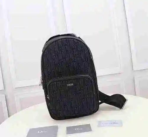 El bolso de pecho exclusivo para hombres está hecho de cuero original importado de primer nivel y un