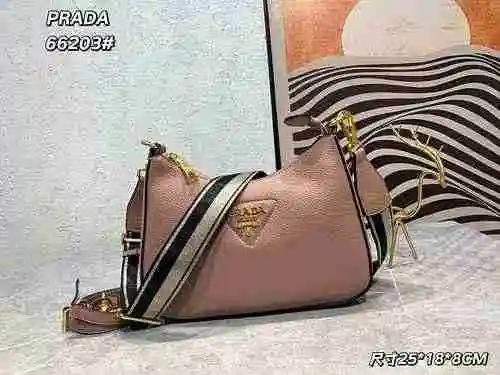 El bolso cruzado está hecho de cuero original importado de primer nivel y una versión réplica de alt