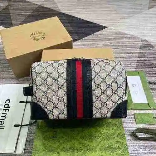 El neceser GUCCI Gucci está hecho de cuero original importado de primer nivel y una versión réplica 