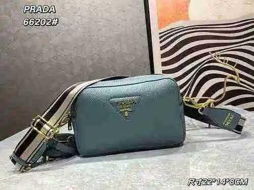 El bolso cruzado está hecho de cuero original importado de primer nivel y una versión réplica de alt