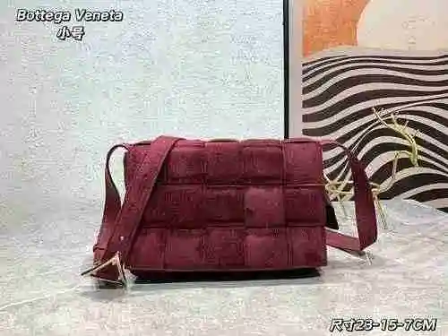 El bolso cruzado está hecho de cuero original importado de primer nivel y una versión réplica de alt