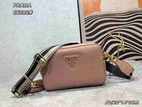 El bolso cruzado está hecho de cuero original importado de primer nivel y una versión réplica de alt