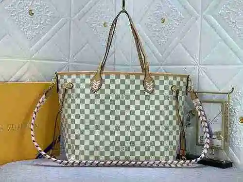 El bolso de hombro está hecho de material de lona importado, con una bolsa de regalo de entrega de a