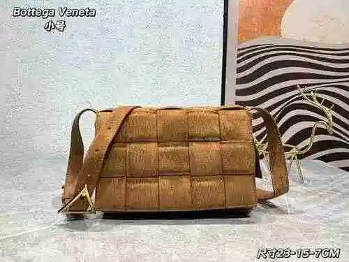 El bolso cruzado está hecho de cuero original importado de primer nivel y una versión réplica de alt