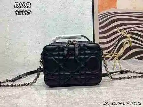 El bolso cruzado está hecho de cuero original importado de primer nivel y una versión réplica de alt