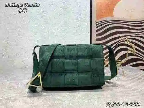 El bolso cruzado está hecho de cuero original importado de primer nivel y una versión réplica de alt