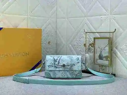 El bolso cruzado está hecho de material de lona importado, con una bolsa de regalo de entrega de alt