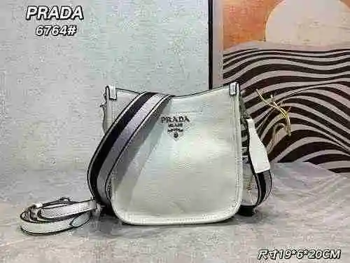 El bolso cruzado está hecho de cuero original importado de primer nivel y una versión réplica de alt