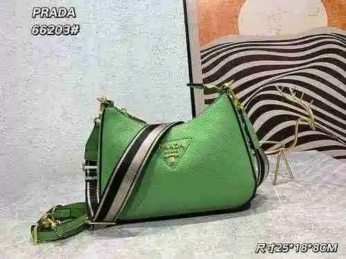 El bolso cruzado está hecho de cuero original importado de primer nivel y una versión réplica de alt