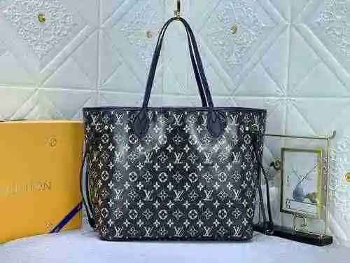 El bolso de hombro está hecho de material de lona importado, con una bolsa de regalo de entrega de a
