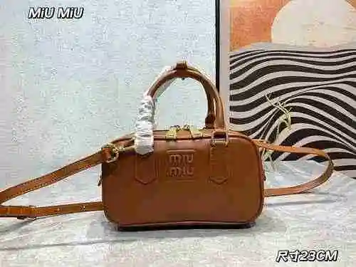El bolso está hecho de cuero original importado de primer nivel y una réplica de alta gama para su e
