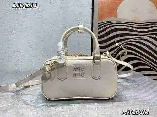 El bolso está hecho de cuero original importado de primer nivel y una réplica de alta gama para su e