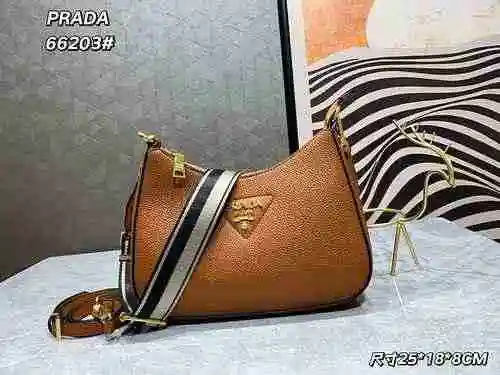 El bolso cruzado está hecho de cuero original importado de primer nivel y una versión réplica de alt