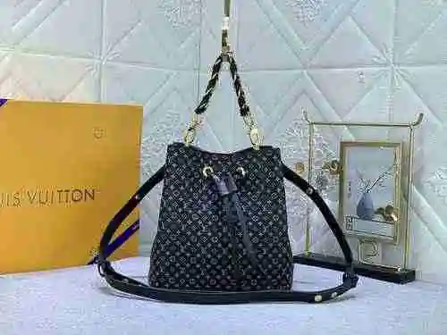 El bolso tipo cubo está hecho de piel de vaca original importada, con una bolsa de regalo de entrega