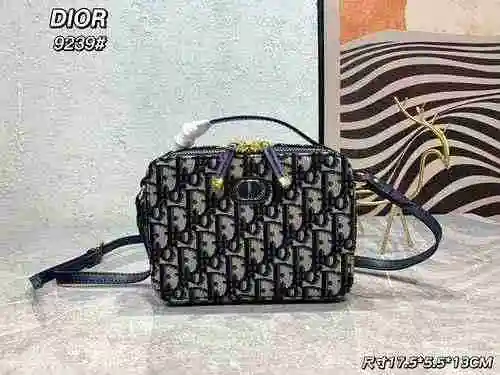 El bolso cruzado está hecho de cuero original importado de primer nivel y una versión réplica de alt
