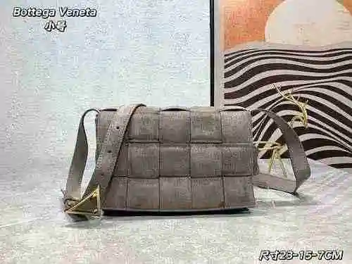 El bolso cruzado está hecho de cuero original importado de primer nivel y una versión réplica de alt