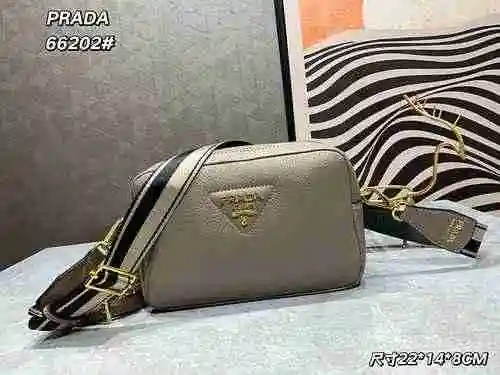 El bolso cruzado está hecho de cuero original importado de primer nivel y una versión réplica de alt