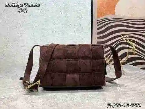 El bolso cruzado está hecho de cuero original importado de primer nivel y una versión réplica de alt
