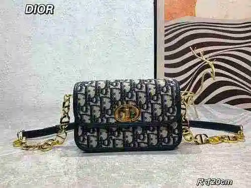 La bolsa de cadena adopta cuero original importado de alto nivel y una versión réplica de alta gama 