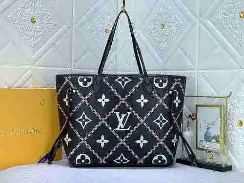 El bolso de hombro está hecho de material de lona importado, con una bolsa de regalo de entrega de a
