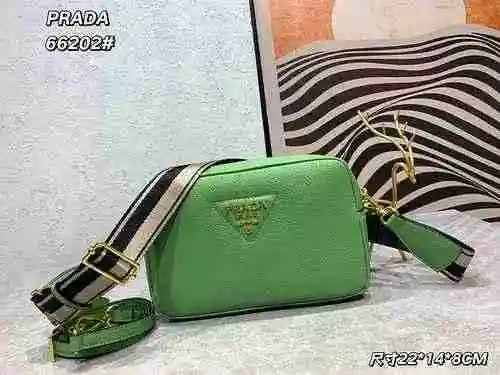 El bolso cruzado está hecho de cuero original importado de primer nivel y una versión réplica de alt