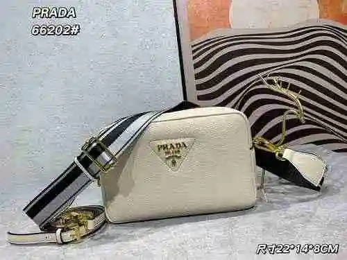 El bolso cruzado está hecho de cuero original importado de primer nivel y una versión réplica de alt