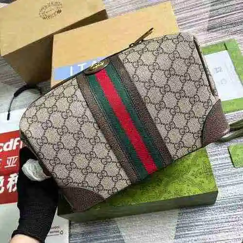 El bolso de maquillaje GUCCI Gucci está hecho de cuero original importado de primera calidad y una v