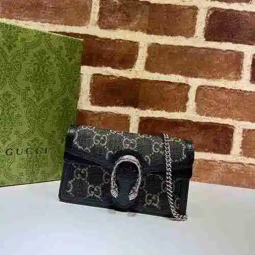 El bolso con cadena GUCCI Gucci está hecho de material de lona importado y es una bolsa de regalo de