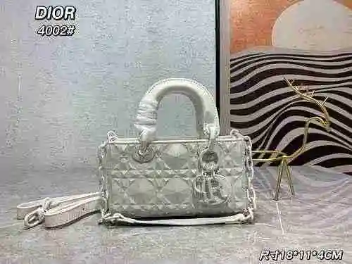 El bolso está hecho de cuero original importado de primer nivel y una réplica de alta gama para su e