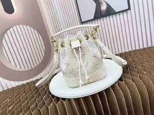 El bolso tipo cubo está hecho de piel de vaca original importada, con una bolsa de regalo de entrega