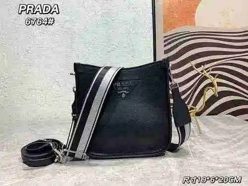 El bolso cruzado está hecho de cuero original importado de primer nivel y una versión réplica de alt