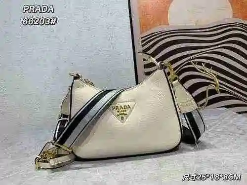 El bolso cruzado está hecho de cuero original importado de primer nivel y una versión réplica de alt