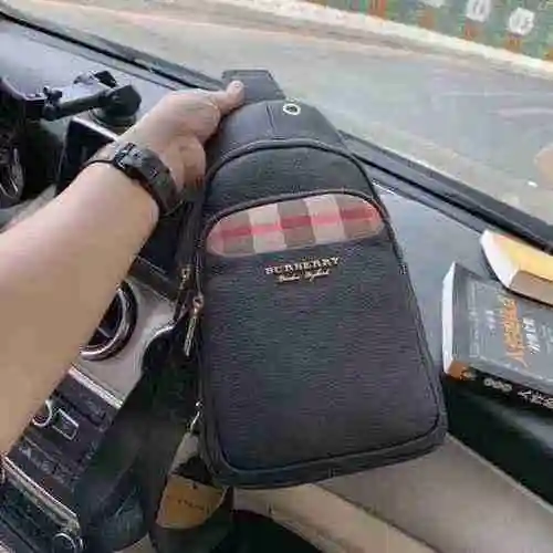 Bolso de pecho Burberry para hombre hecho de material de lona importado, bolsa de regalo con entrega