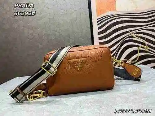 El bolso cruzado está hecho de cuero original importado de primer nivel y una versión réplica de alt