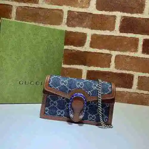 El bolso con cadena GUCCI Gucci está hecho de material de lona importado y es una bolsa de regalo de