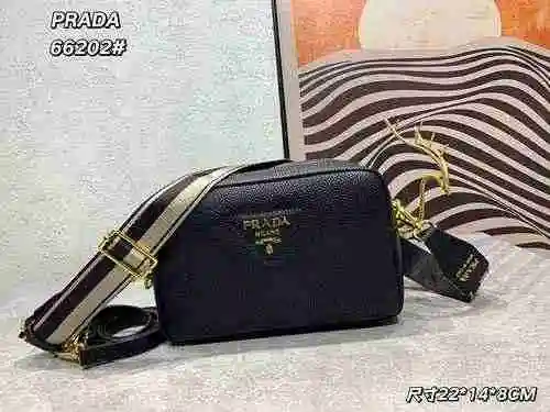 El bolso cruzado está hecho de cuero original importado de primer nivel y una versión réplica de alt